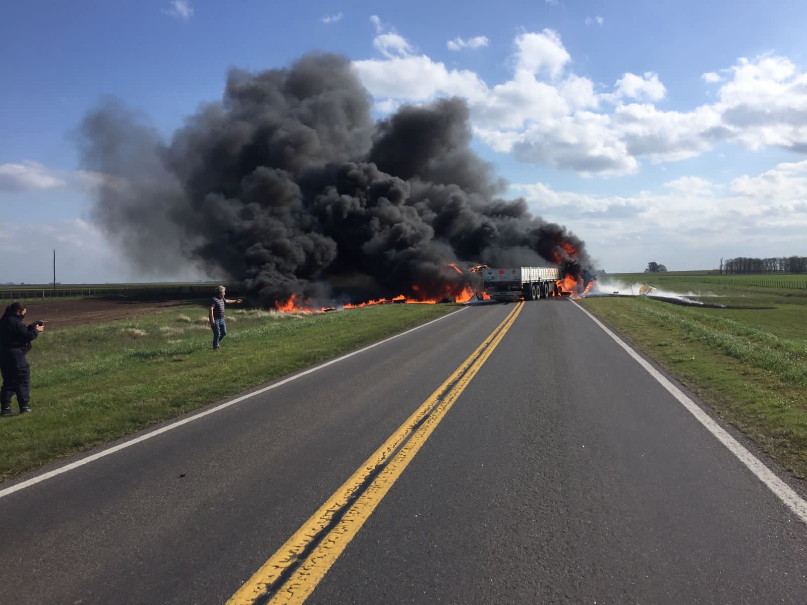Tragedia: mueren dos pampeanos al chocar dos camiones entre General Alvear y Bolívar 2 choque de camiones e incendio en ruta 205 2141234b f82d 4f49 9e60 032c138cd926