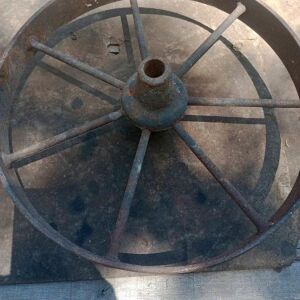 Antigua rueda  de hierro