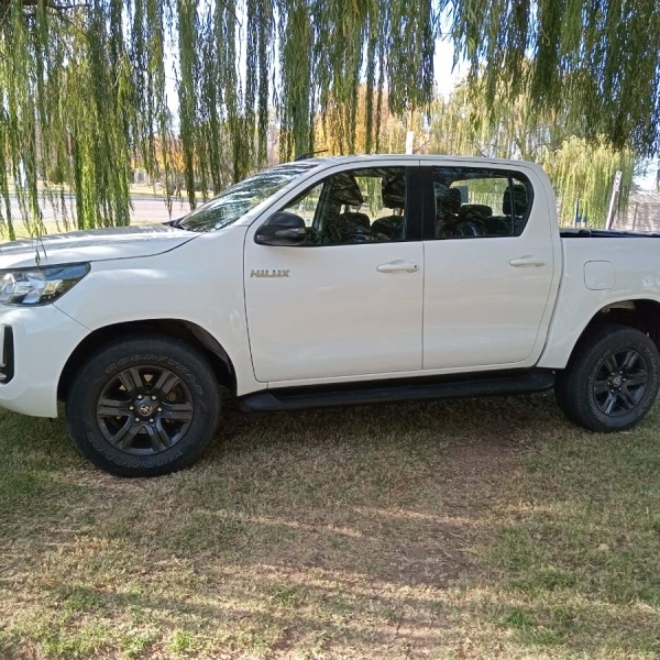 Vendo/Permuto Toyota Hilux SR 4x4 2021
