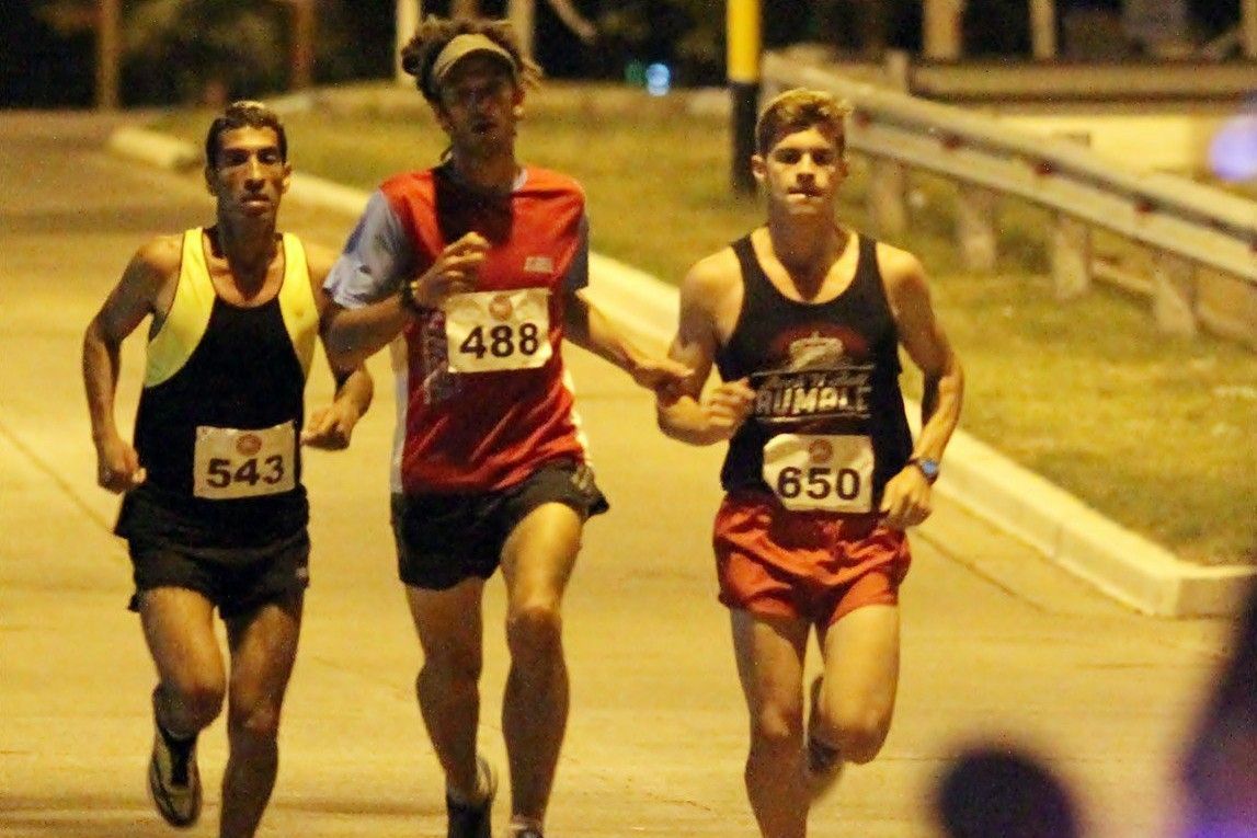 Barreto (izq) fue el ganador del 10K, seguido por Girard (der) y Luengo (med)