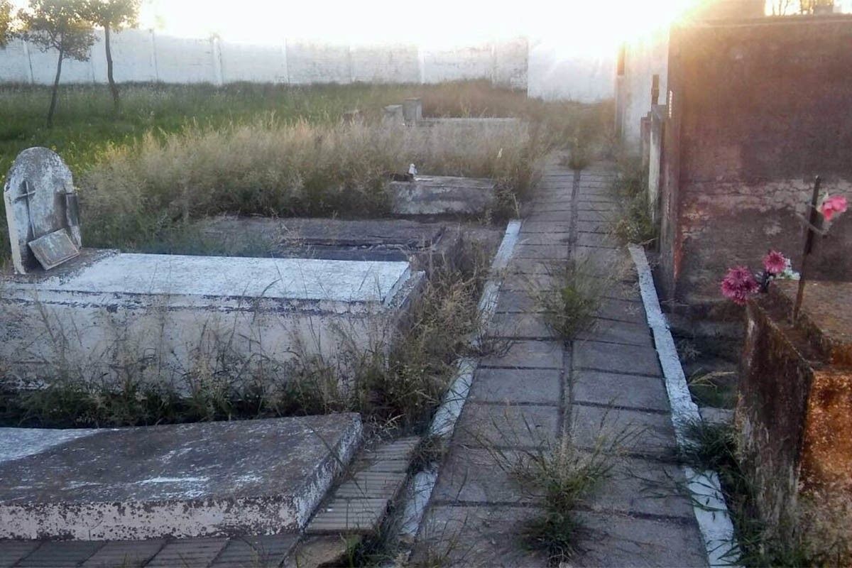 Vecinos De Metileo Se Quejan Del Estado Del Cementerio Infopico vecinos-de-metileo-se-quejan-del-estado-del-cementerio-infopico