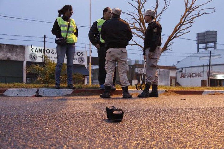 minutos despu&eacute;s de ser atropella la joven, la polic&iacute;a trabajaba en el lugar