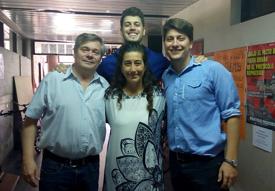 Junto a su familia
