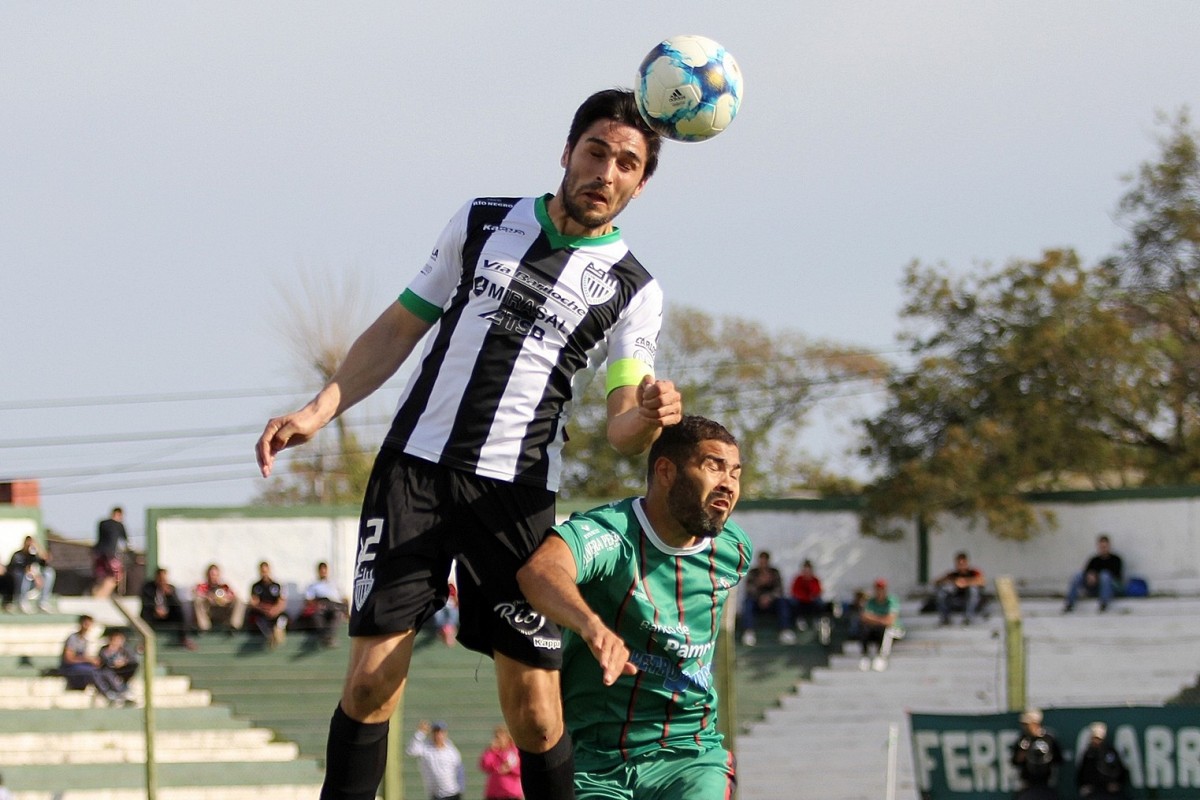 Medina le gana al delantero de Ferro