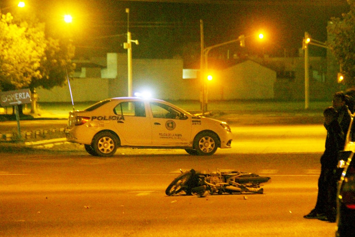 En la madrugada la polic&iacute;a trabajaba en el lugar del siniestro
