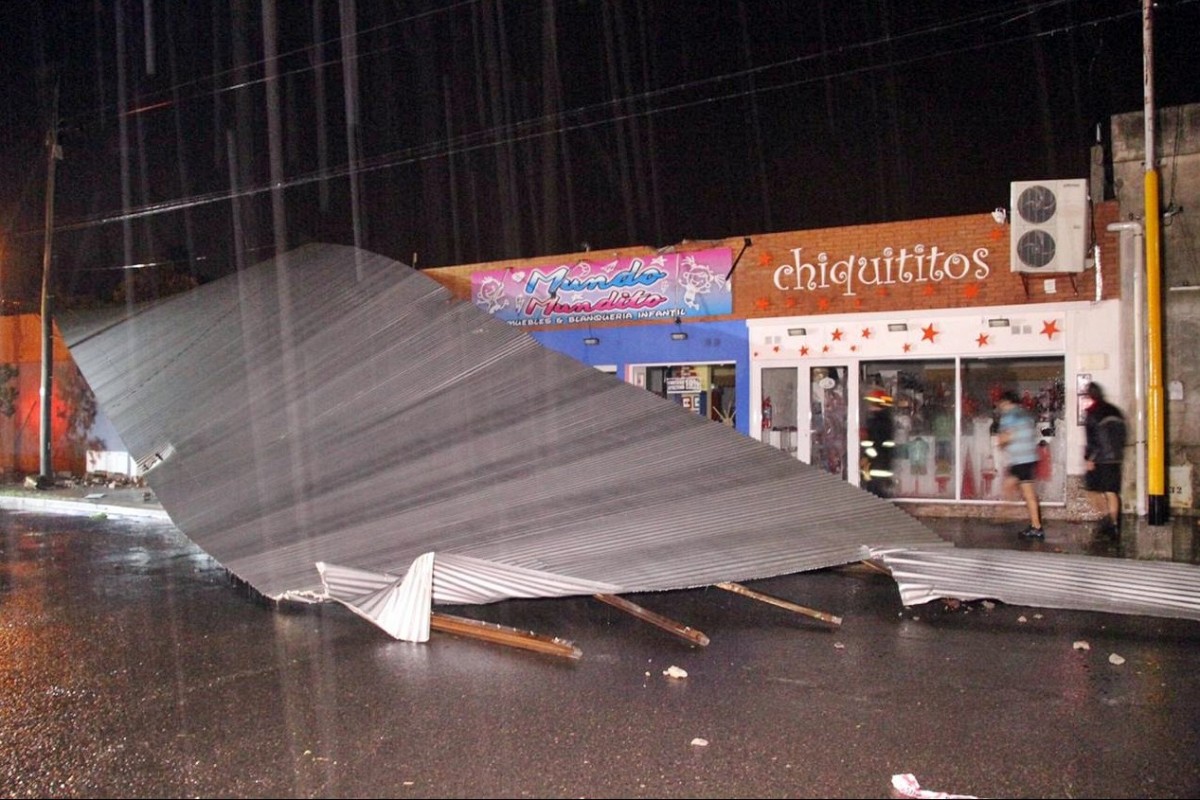 Calle 10 esquina 3, el techo de un comercio volo varios metros