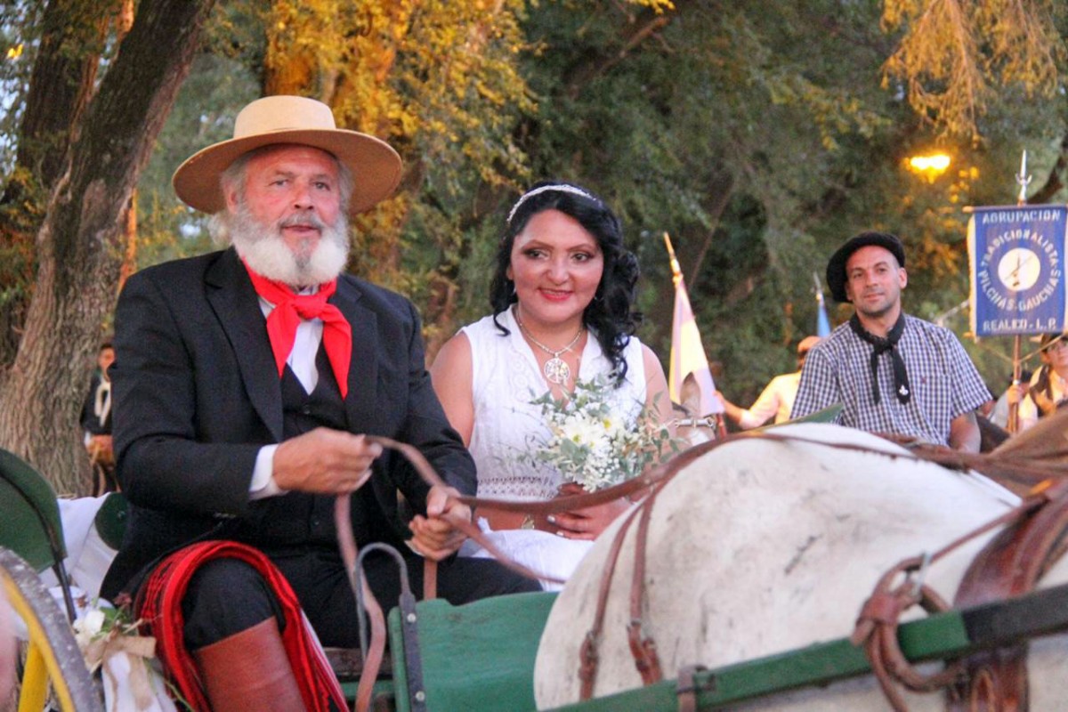 La novia siendo transportada por el padrino de la boda