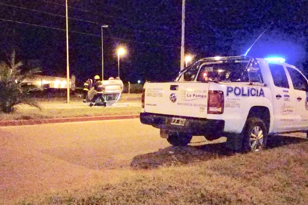 Bomberos y la policía trabajando en el lugar