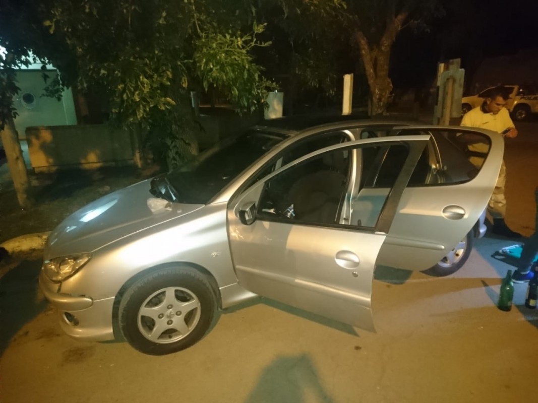 El auto es un Peugeot 206