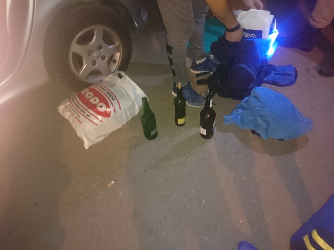 Envases de alcohol encontrados en el interior del auto