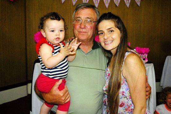 Aníbal Romano junto a su nieta y su hija Aníbal Romano junto a su nieta y su hija