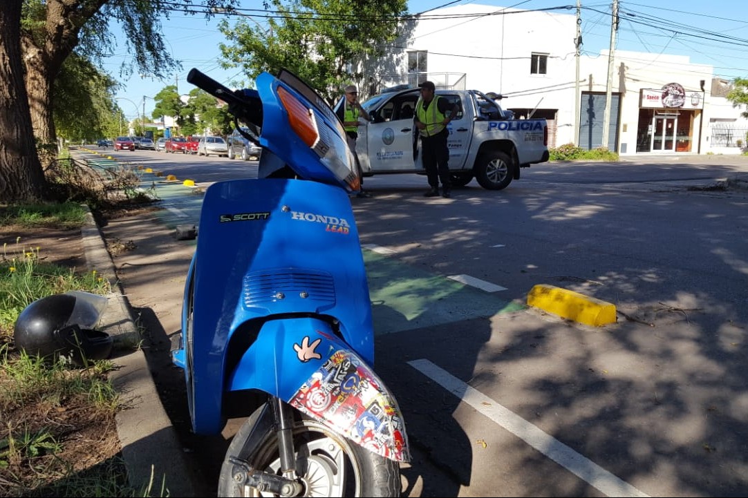 La moto en la que circulaba la mujer
