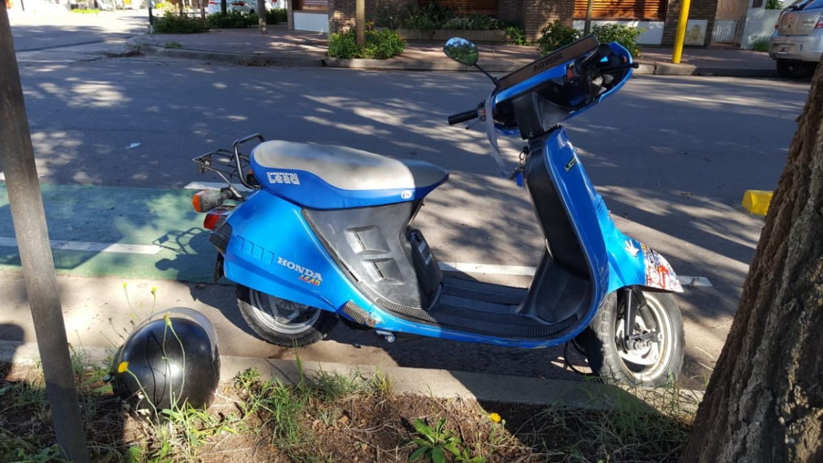 Es una Honda Lead tipo Scooter