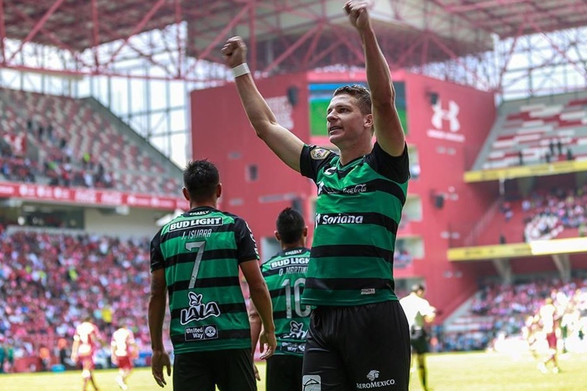 Julio Furch festeja un gol con la camiseta de Santos Laguna