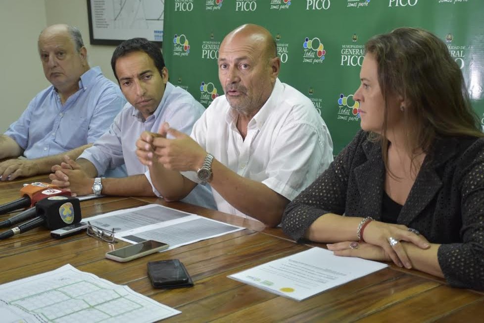 Zampieri, Gonzalo Marcos; Rainone y Alonso en conferencia de prensa