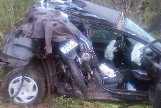 La motocicleta qued&oacute; incrustada en el automovil (Foto: InfoHuella.com.ar)
