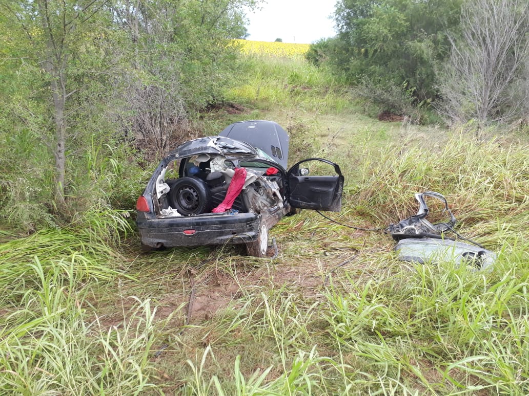 El auto qued&oacute; destrozado (Foto: InfoHuella.com.ar)