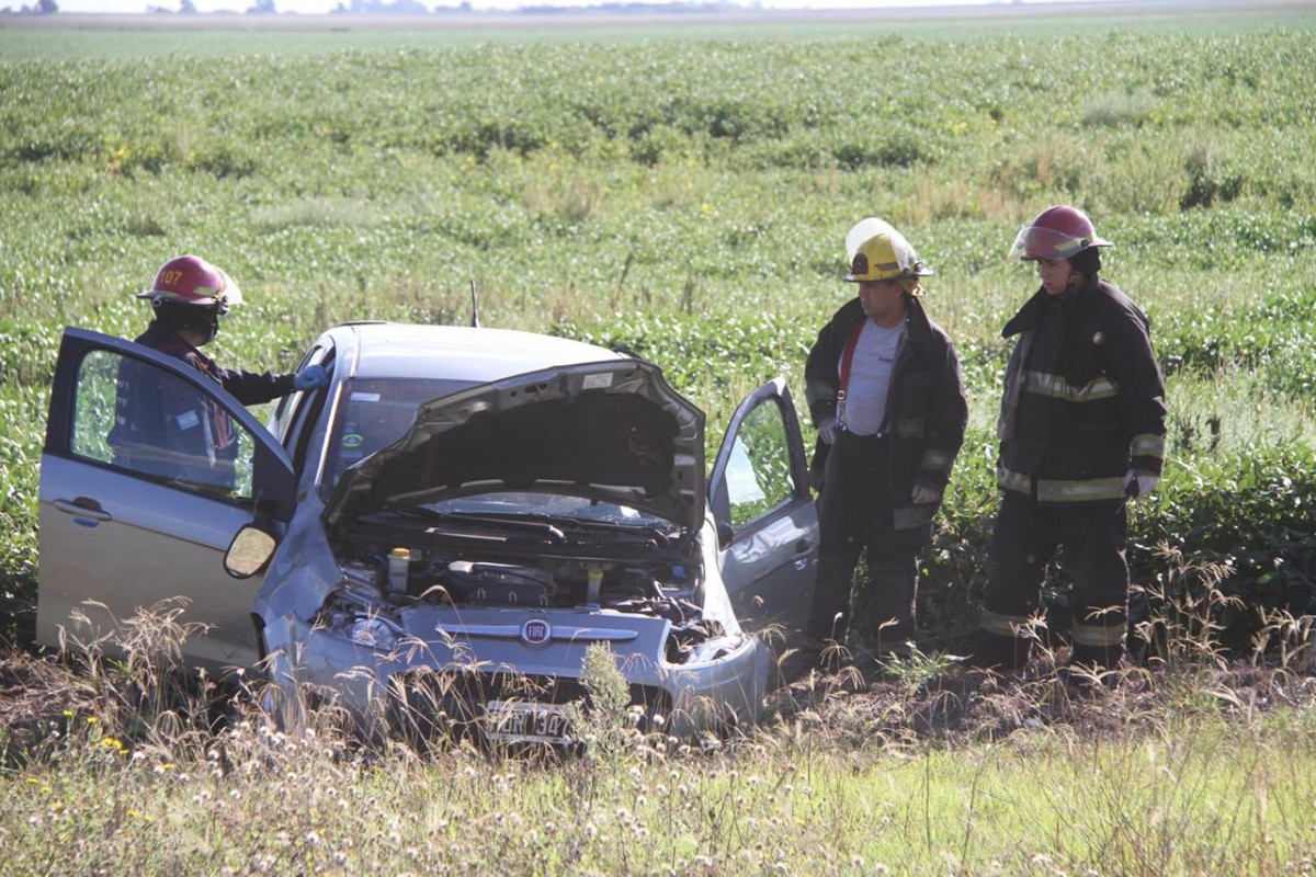 Bomberos Voluntarios realizando tareas de prevención sobre el auto Bomberos Voluntarios realizando tareas de prevención sobre el auto