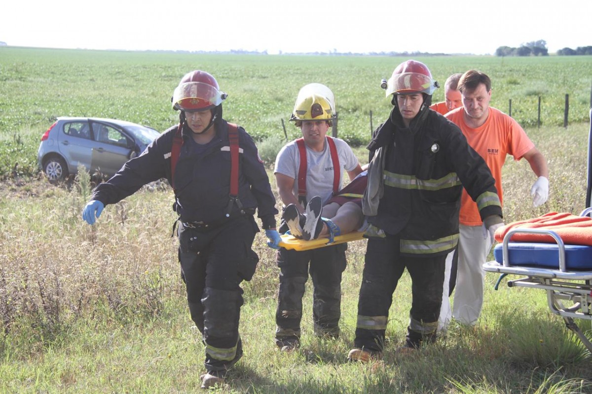 Los bomberos y profesionales del SEM trasladan a la mujer con una posible fractura Los bomberos y profesionales del SEM trasladan a la mujer con una posible fractura