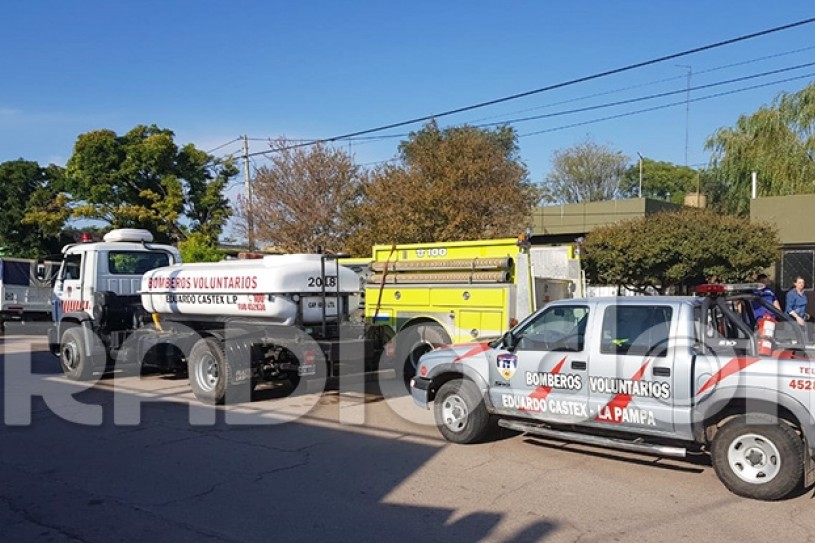 Bomberos de Eduardo Castex trabajando en la casa incendiada (Foto: RadioDon)
