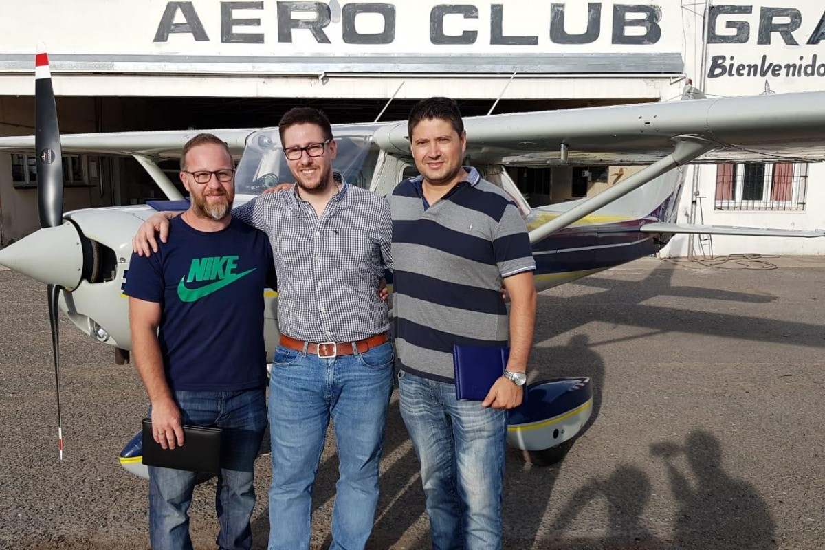 Los tres flamantes pilotos Pablo Ense&ntilde;at, Mariano S&aacute;nchez y Julio Sumaruga