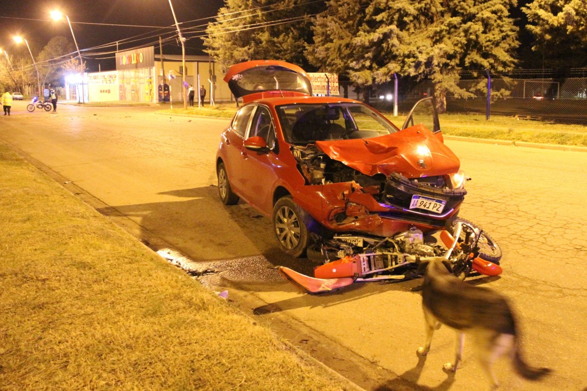El Peugeot 208 arrastr&oacute; la moto unos 50 metros