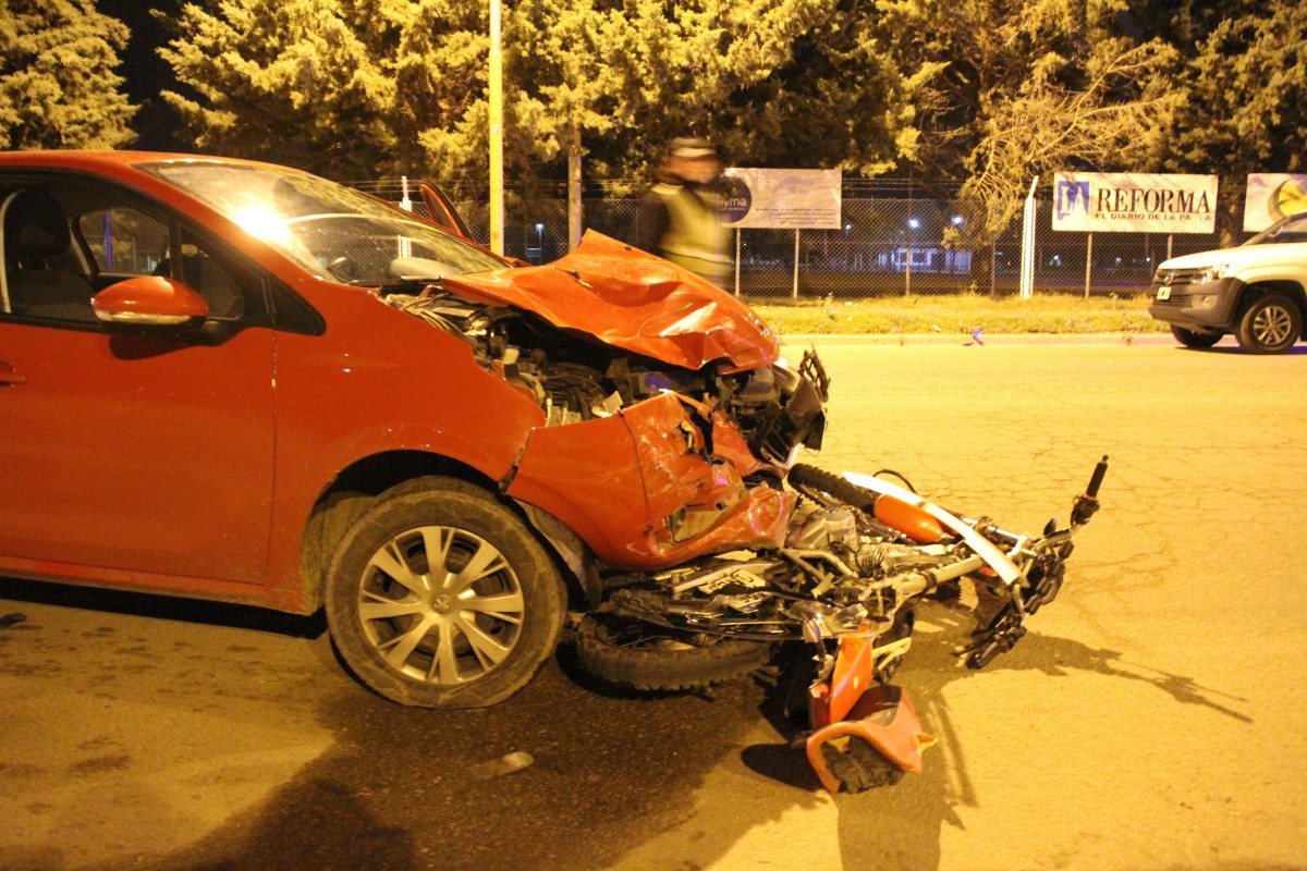 La moto qued&oacute; debajo de la trompa del auto