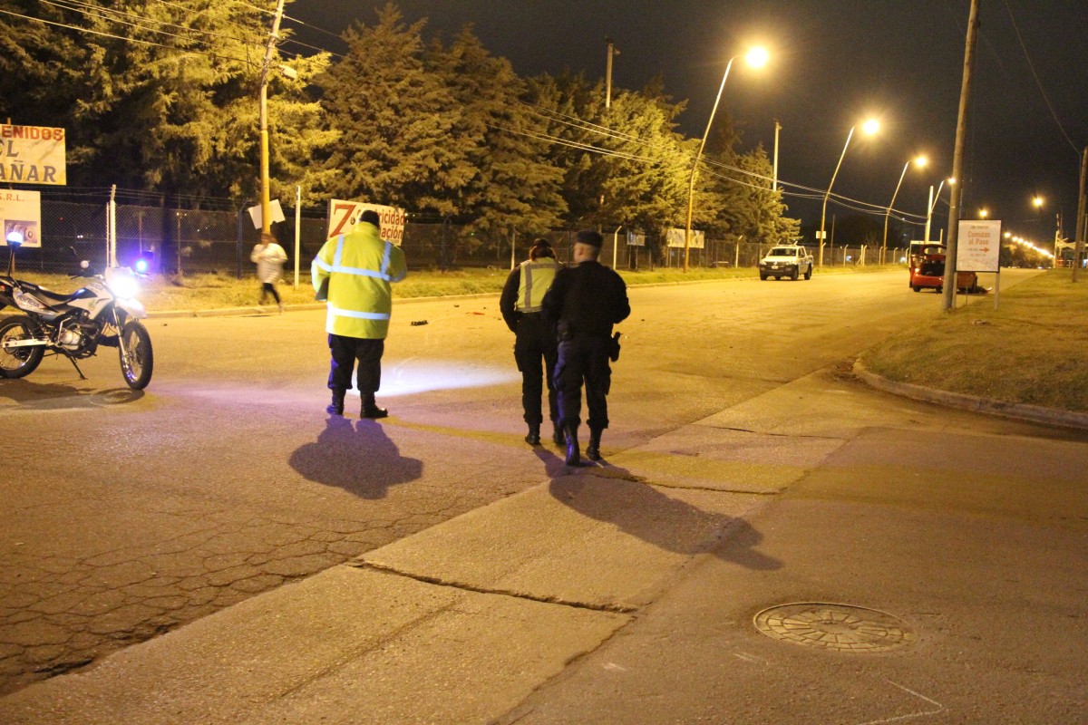 La polic&iacute;a buscaba rastros para determinar el punto de impacto 