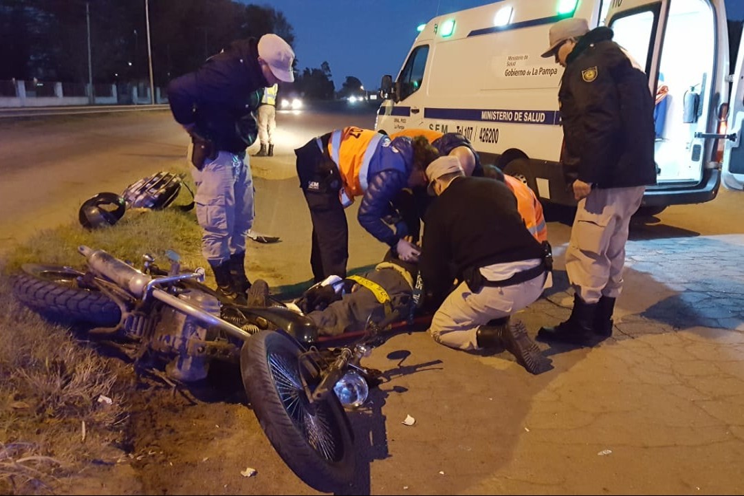 Los profesionales atend&iacute;an al conductor de la moto el 21 de junio 2018 [INFOPICO]