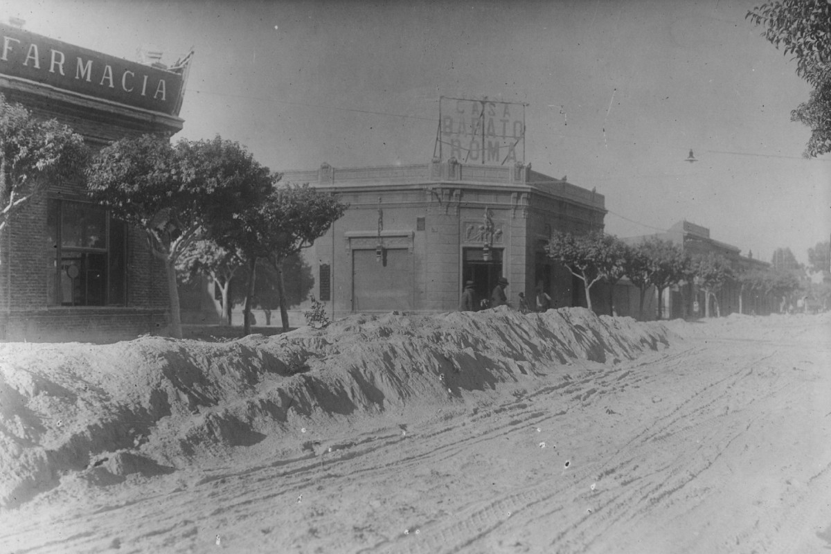 Calle 15 esq. 20 de General Pico en 1932 durante la caída de ceniza (Fototeca Bernardo Graff)