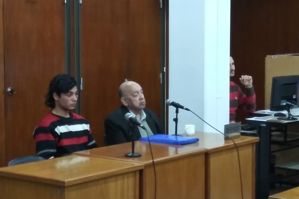 Naín Soloa junto a su abogado defensor en la audiencia de formalización