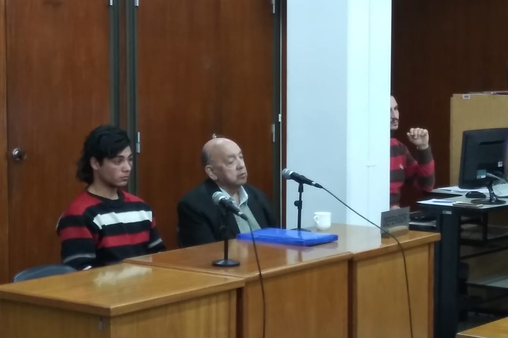 Na&iacute;n Soloa junto a su abogado defensor en la audiencia de formalizaci&oacute;n