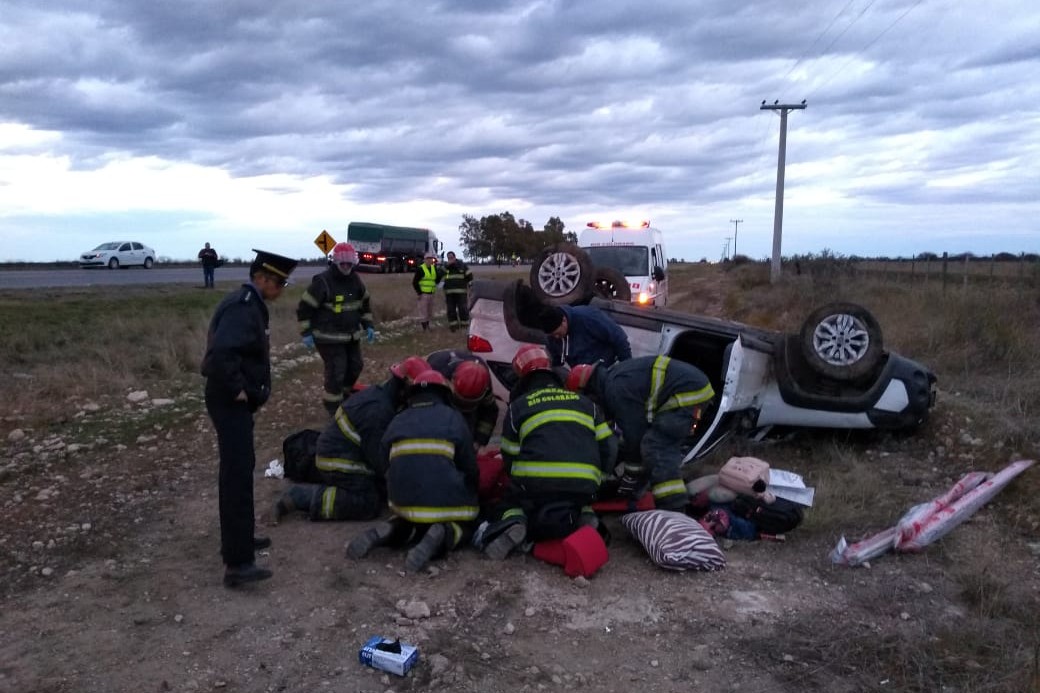 Bomberos trabajan para rescatar a las v&iacute;ctimas (Foto: Radio Libertad)