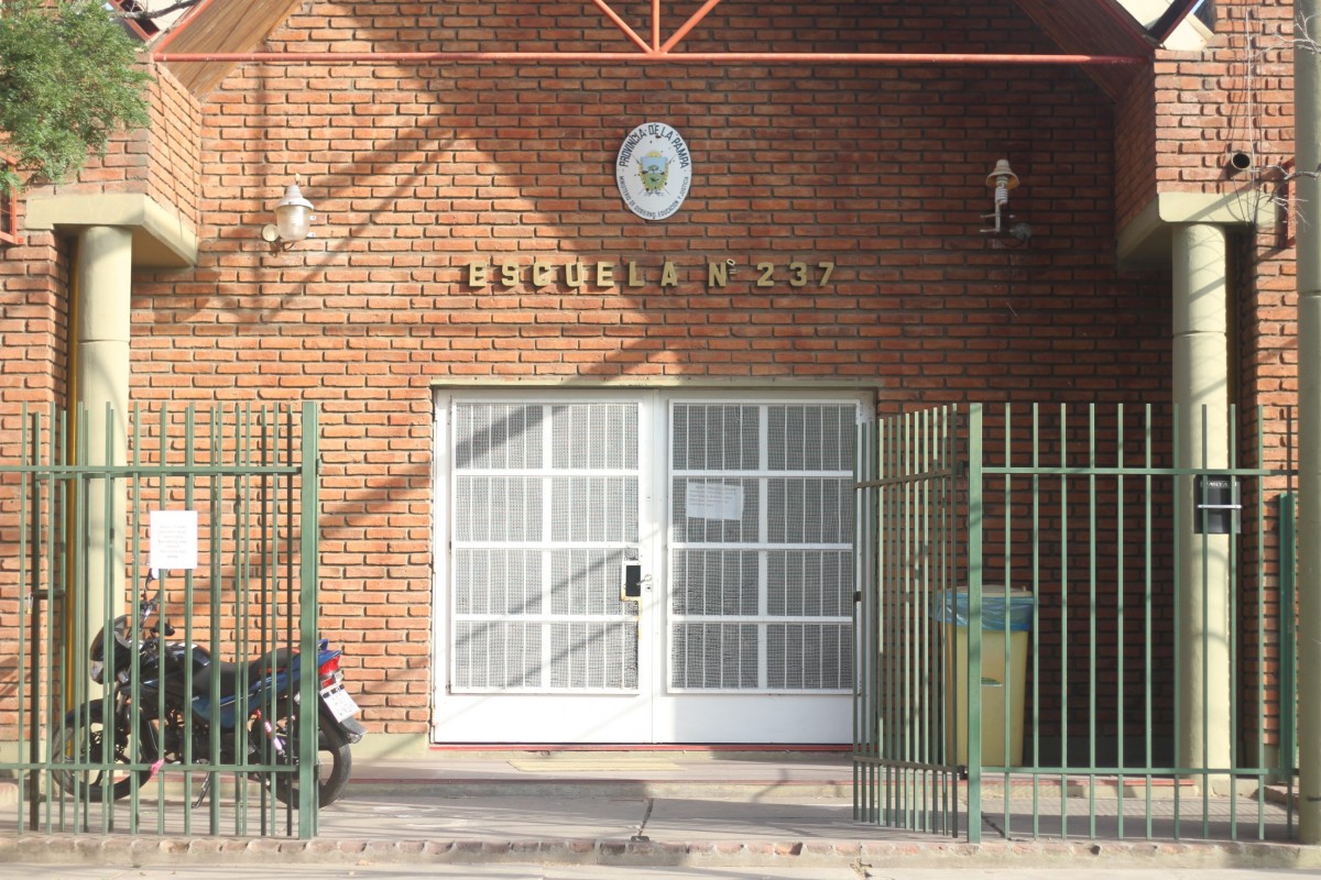 Ingreso a la Escuela n&deg; 237 de General Pico
