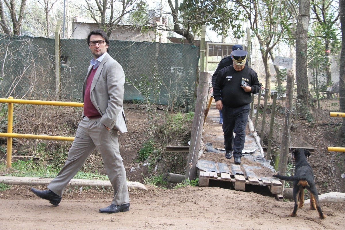 El fiscal Dami&aacute;n Campos junto al comisario General Daniel Guinchinau recorriendo el barrio