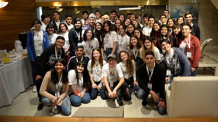 El grupo completo de estudiantes que participaron del Parlamento Juvenil del INADI