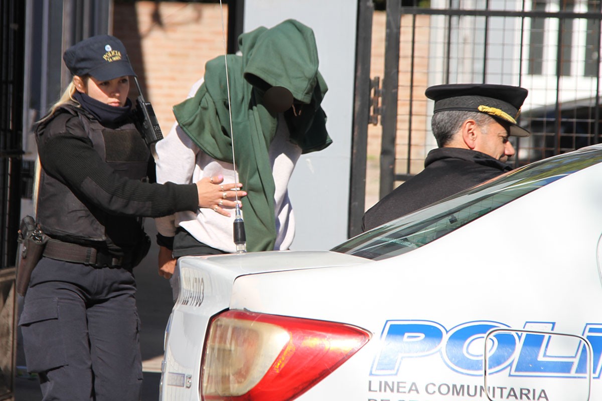 Momento en que la polic&iacute;a detiene a la presunta agresora