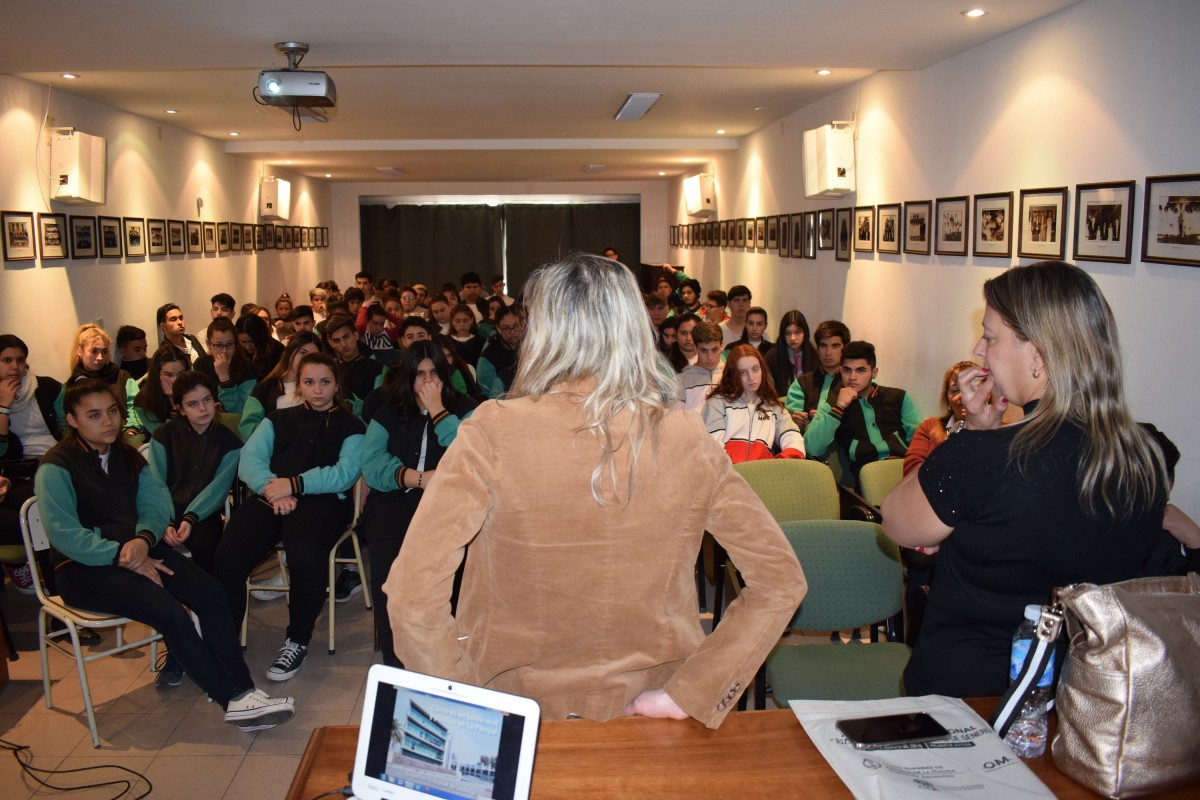 Charla en la Escuela Secundaria de Quem&uacute; Quem&uacute;