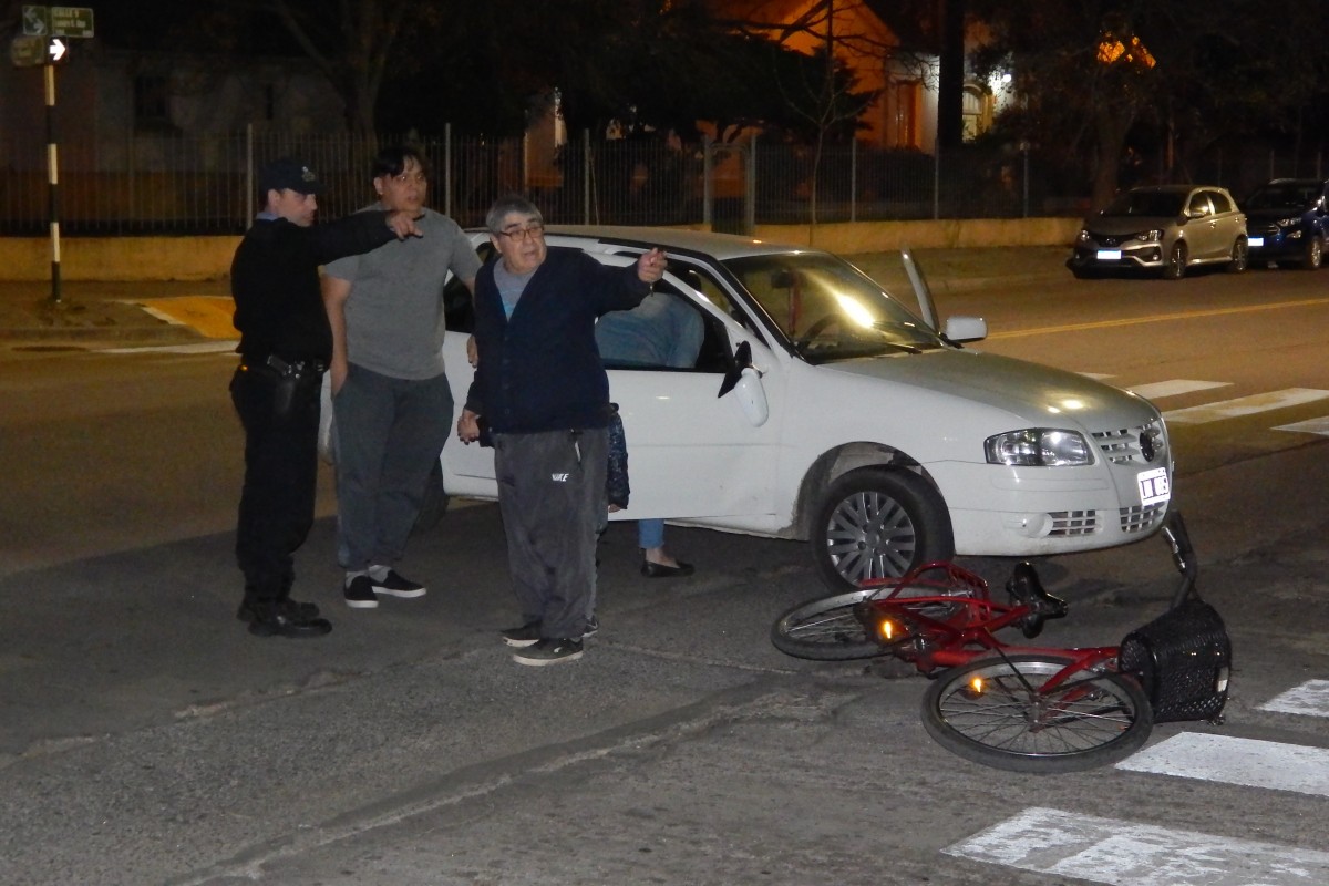 La ciclista tras el choque impact&oacute; contra otro auto