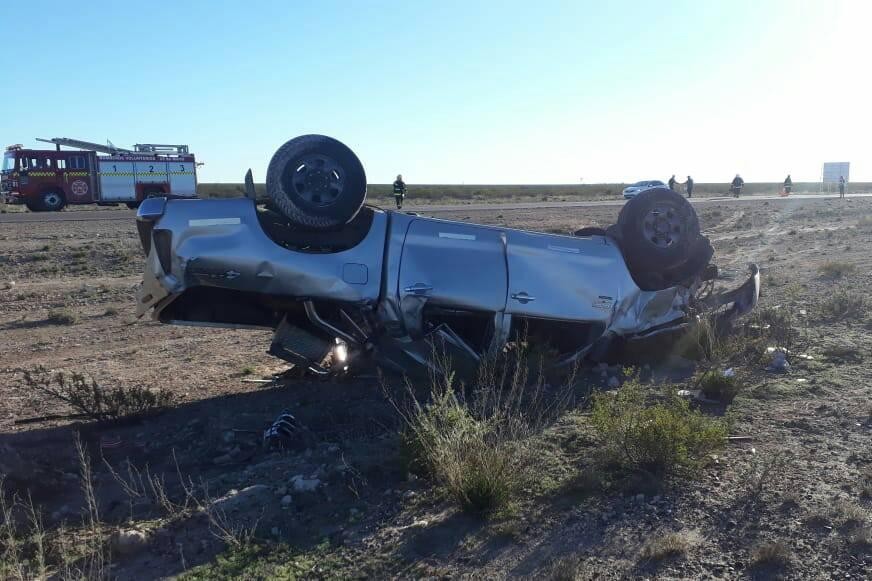 La camioneta qued&oacute; con sus cuatro ruedas hacia arriba (Foto: Radio genesis 25)