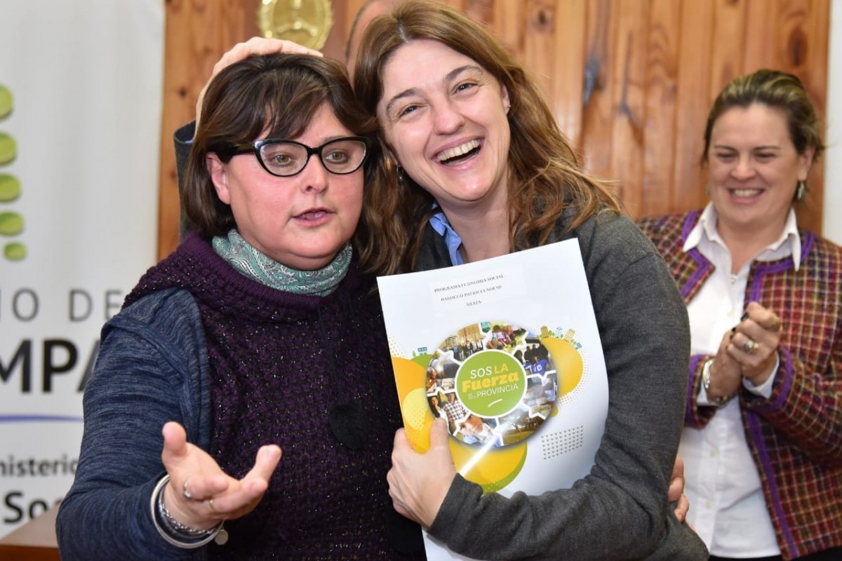 Imagen de entrega de créditos de Economía Social en Arata Imagen de entrega de créditos de Economía Social en Arata