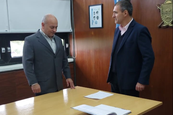 Momento en que se toma juramento a Carlos Alberto Berm&uacute;dez