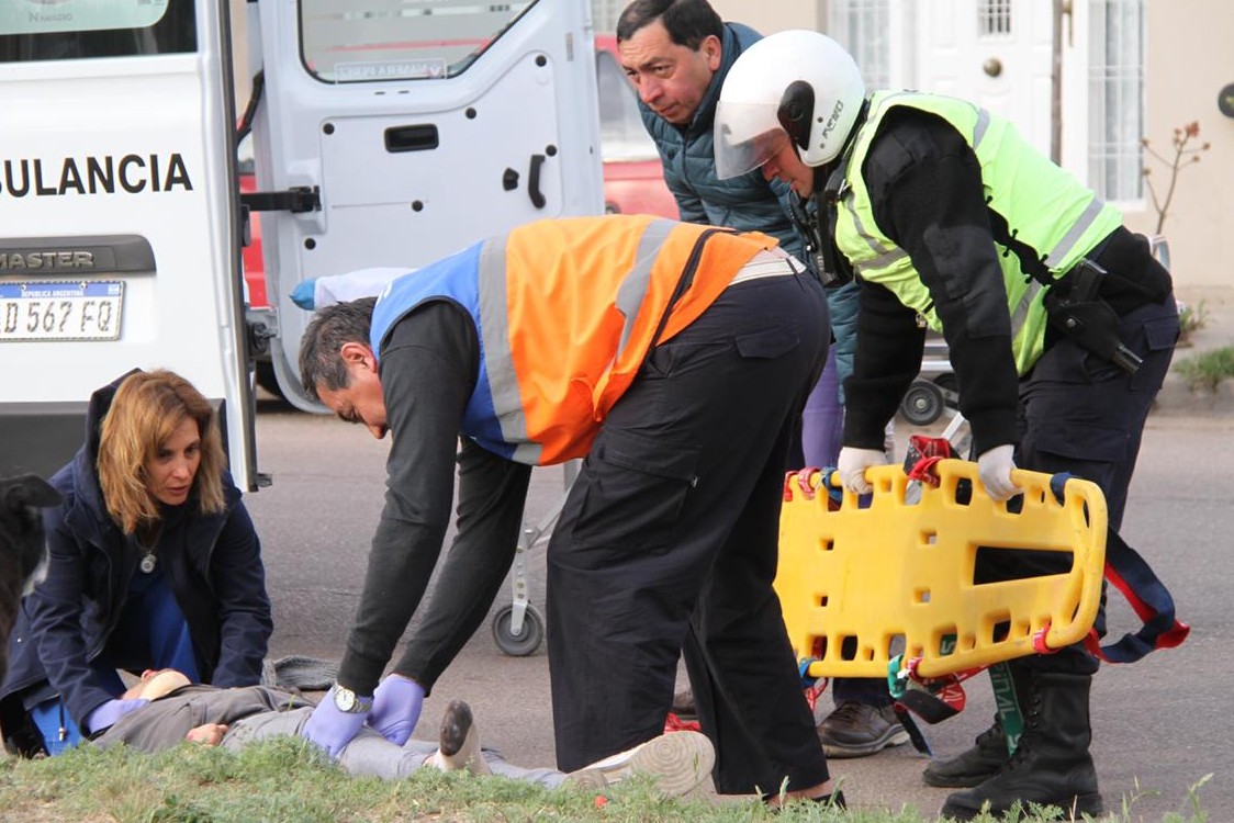 El accidentado es asistido por personal del SEM El accidentado es asistido por personal del SEM