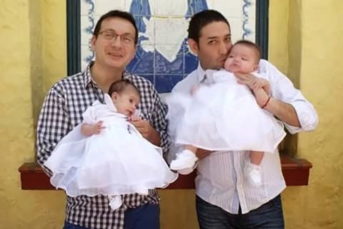 Bautismo. Dami&aacute;n y Ariel, con sus hijas en la parroquia Natividad del Se&ntilde;or , Rosario.