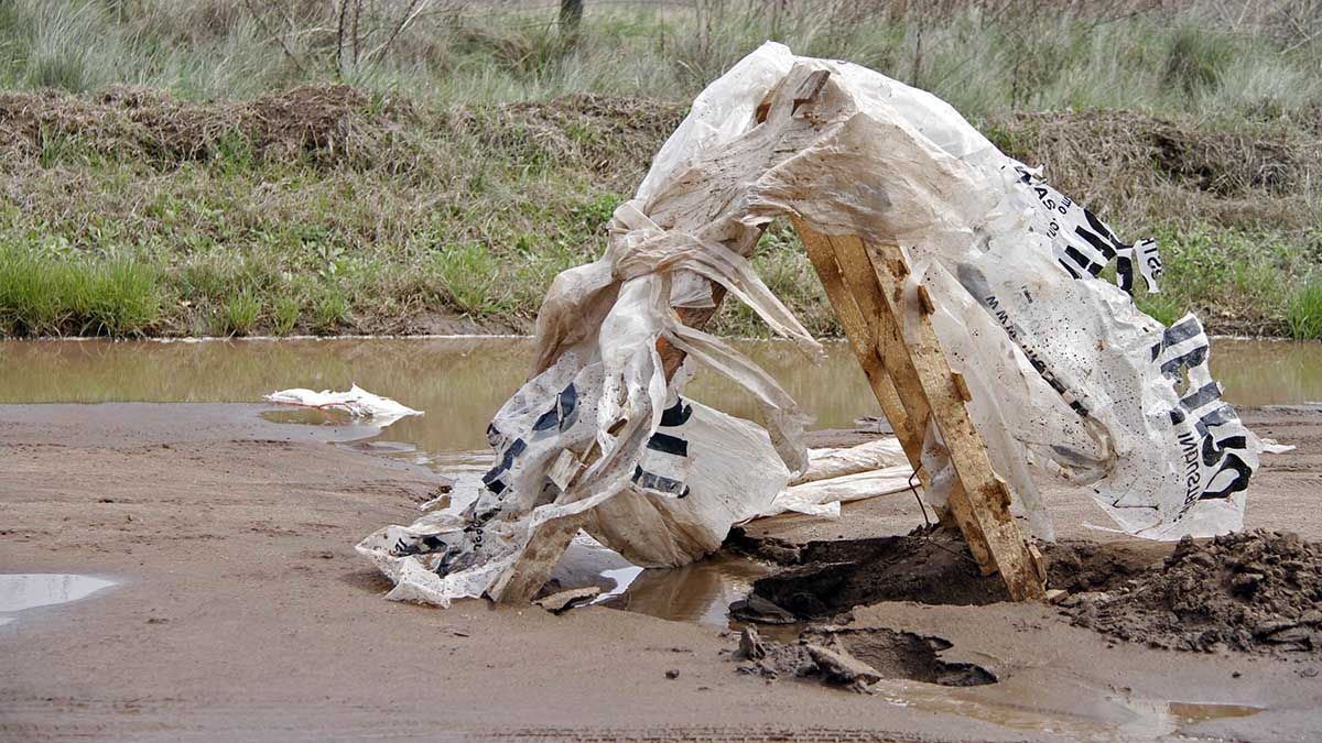 El cráter tapado con pales en calles 300 y 123