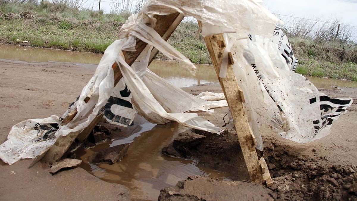 El cráter tapado con pales en calles 300 y 123