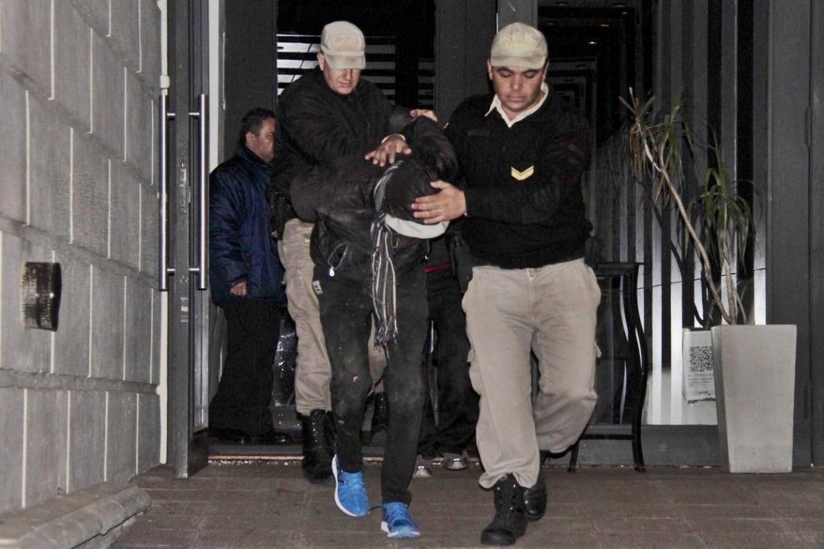 momento en que la polic&iacute;a deten&iacute;a a los condenados