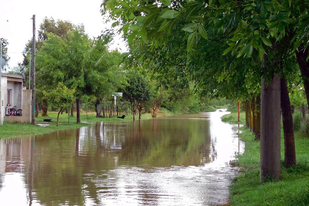 En Falucho el agua llega a las veredas (foto gentileza Laura Rivero) En Falucho el agua llega a las veredas (foto gentileza Laura Rivero)