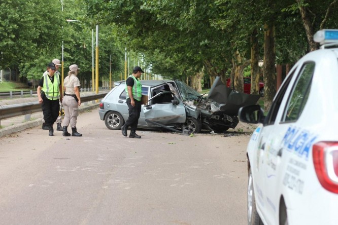 El auto tras derrapar unos 40 metros, dio contra el guarda raid, impactó de lleno contra un árbol El auto tras derrapar unos 40 metros, dio contra el guarda raid, impactó de lleno contra un árbol