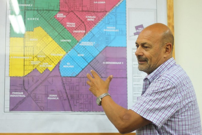 El intendente Rainone señalando en un mapa los trabajos realizados El intendente Rainone señalando en un mapa los trabajos realizados